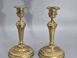 paire de chandeliers anciens en laiton sur fond blanc