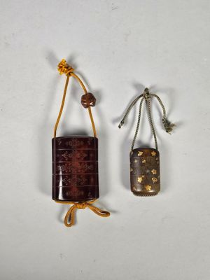 deux morceaux de bois suspendus à une ficelle sur une surface blanche