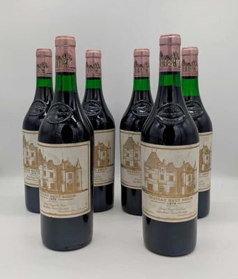 six bouteilles de vin rouge sont alignées sur une table