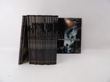 une pile de livres posés les uns à côté des autres sur une table