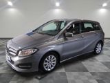 La Mercedes Classe B est garée sur un sol en carrelage à damier