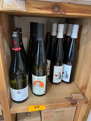 plusieurs bouteilles de vin se trouvent sur une étagère dans un magasin