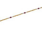 un gros plan d'un bracelet en or orné de perles rouges sur fond blanc