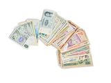 une liasse de billets posée sur une table blanche