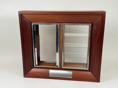 une vitrine en bois munie de deux portes vitrées et d'une plaque