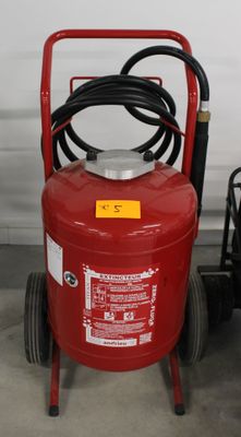 un extincteur rouge muni d'un tuyau