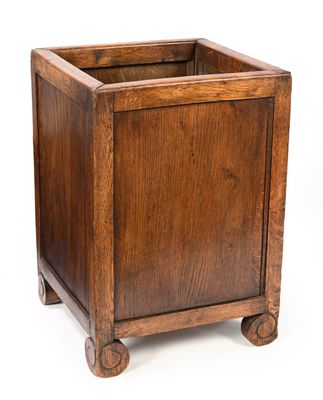 une vieille jardinière en bois munie de roulettes, sur fond blanc