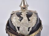 casque argenté et noir orné d'un aigle sur le dessus