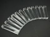 de nombreux tubes en plastique transparent posés sur une surface noire