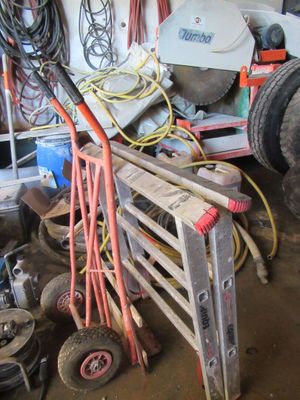 une pile d'objets hétéroclites dans un garage