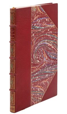 un vieux livre à la couverture rouge ornée d'un motif en spirale