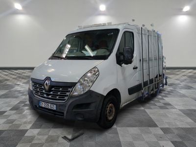 une camionnette blanche garée sur un sol en damier