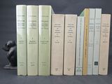 plusieurs livres sont empilés sur une table