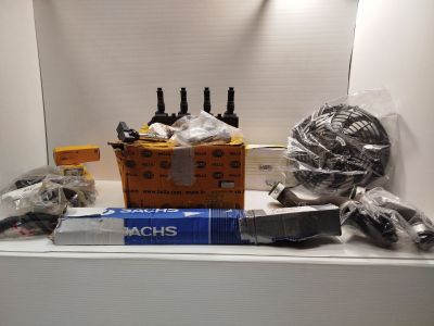 many items that are sitting on a shelf in the bathroom