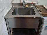 un évier en inox et une machine à laver dans une cuisine