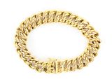 gros plan d'un bracelet en chaîne en or sur fond blanc