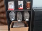 une vitrine contenant divers objets