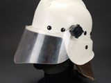 un gros plan d'un casque muni d'une visière sur fond noir