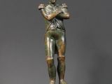 statue en bronze représentant un homme tenant une batte de baseball, posée sur une surface noire