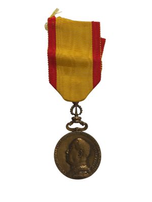 une vieille médaille ornée d'un ruban rouge et d'une médaille en or sur fond blanc