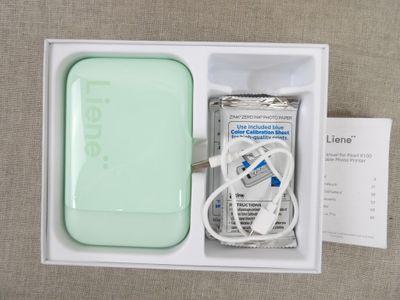une boîte contenant un chargeur et un chargeur à l'intérieur