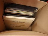 une boîte contenant tout un tas de livres