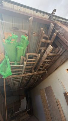 une photo d'une pièce dans laquelle se trouvent plusieurs sacs verts