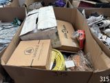 de nombreuses boîtes de chaussures empilées par terre
