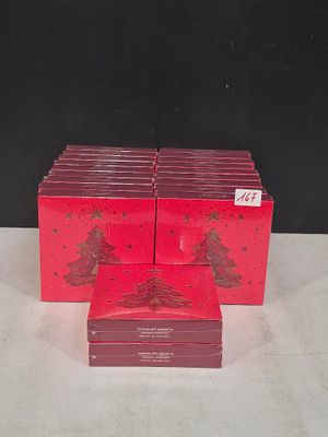 plusieurs boîtes rouges ornées de sapins de Noël, posées sur une table