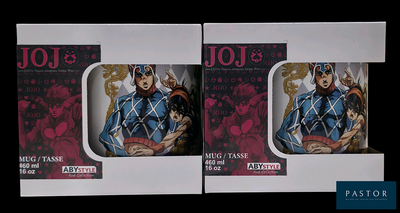 deux cartons de mugs Jojo exposés dans un magasin