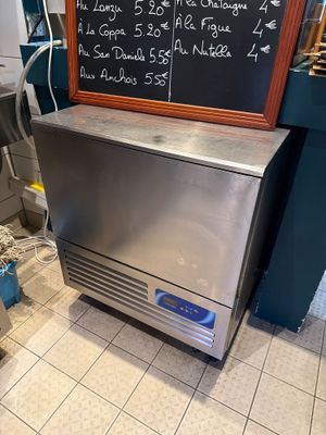 une photo d'une cuisine avec un tableau noir accroché au mur