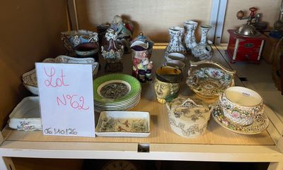 une table sur laquelle se trouvent beaucoup de plats et de tasses