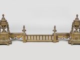 paire de bougeoirs anciens en laiton, ornés d'urnes et de balcons