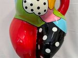 une statue colorée représentant un homme et une femme enlacés