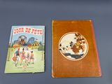 deux livres pour enfants posés l'un à côté de l'autre sur une table