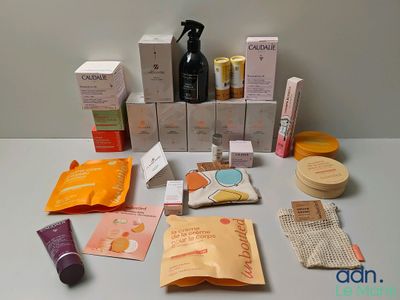 une table sur laquelle sont disposés de nombreux produits de soin pour la peau
