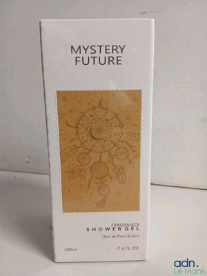 un flacon de parfum posé sur une table blanche