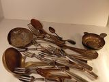beaucoup de cuillères et de cuillères-cuillères sur la table