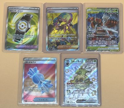 Plusieurs types de cartes Pokémon sont disposés sur une table.