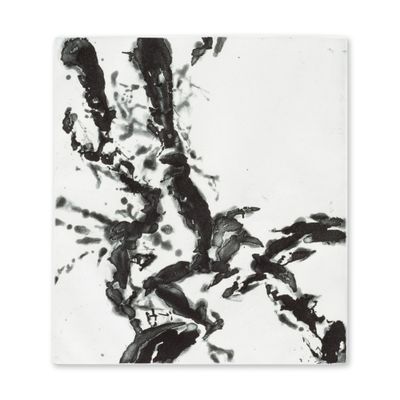une peinture en noir et blanc représentant des oiseaux sur une branche d'arbre