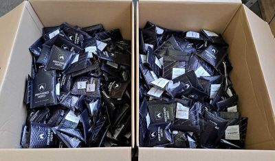 deux boîtes remplies de différents types de téléphones portables, empilées l'une sur l'autre