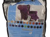 un ours en peluche violet assis dans un sac, sur fond blanc
