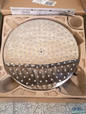 une boîte contenant une pomme de douche