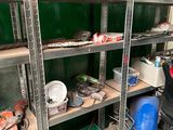 une pièce remplie d'une multitude d'objets et d'outils de toutes sortes