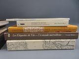plusieurs livres sont empilés sur une table
