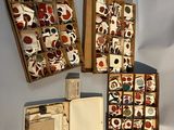 Plusieurs œuvres d'art sont accrochées au mur d'une pièce