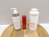 un flacon de lotion et un autre flacon de lotion posés sur une table