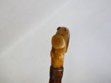 un gros plan sur un bâton en bois surmonté d'une statuette