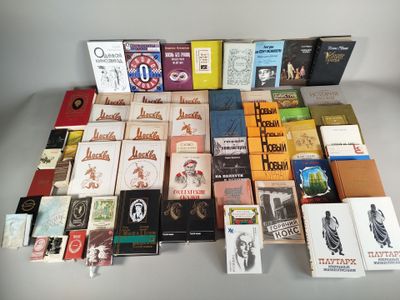 beaucoup de livres sur la table