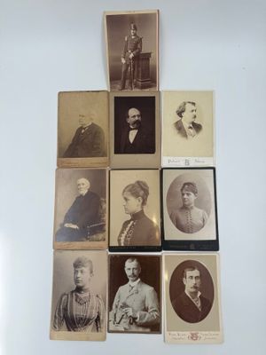 une vieille photo montrant un groupe de personnes assises sur une table